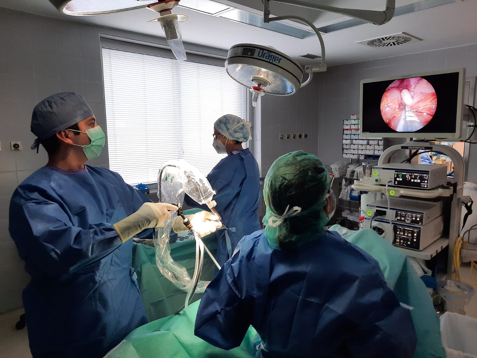 Profesionales de la medicina trabajando en un quirófano