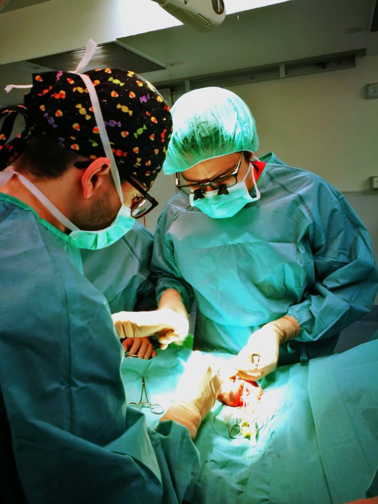 Equipo médico realizando cirugía